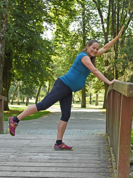 Foto von Beata pränatales Training auf einer Brücke in einem Park tuend